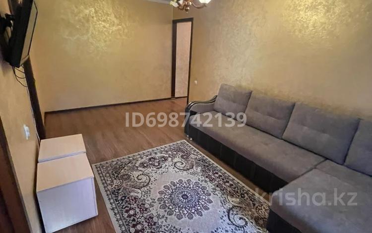 3-комнатная квартира · 48 м² · 1/5 этаж, мкр Юго-Восток, Муканова 32 за 20 млн ₸ в Караганде, Казыбек би р-н — фото 2