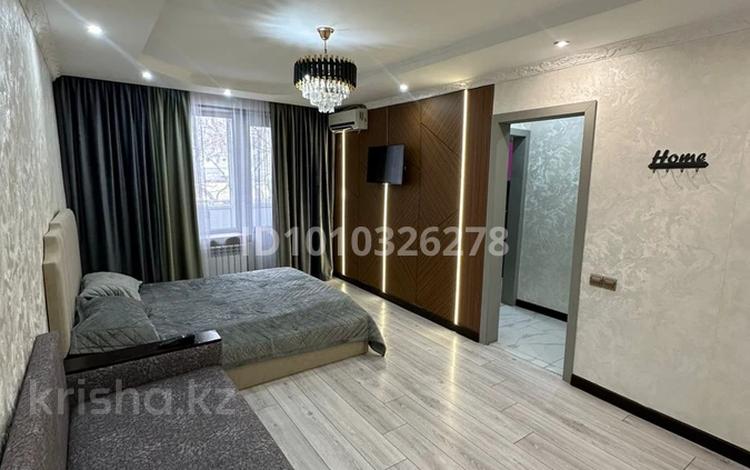 1-бөлмелі пәтер · 33 м² · 3/3 қабат, Абылайхана 33, бағасы: 10 000 ₸ в Алматы, Алмалинский р-н — фото 2