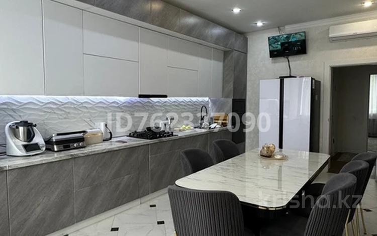 6-бөлмелі пәтер · 200 м² · 3/3 қабат, Хиуаз Доспанова 26, бағасы: 70 млн ₸ в Уральске — фото 14