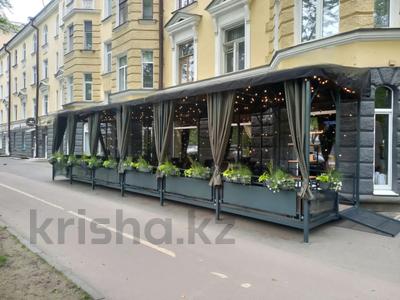 Еркін, кеңселер, дүкендер мен бутиктер, қоғамдық тамақтану орны, сұлулық салондары, монша, қонақ үй және демалыс орындары, медорталықтар мен дәріханалар, білім орталықтары, ойын-сауық · 698 м², бағасы: 750 млн ₸ в Алматы, Алмалинский р-н