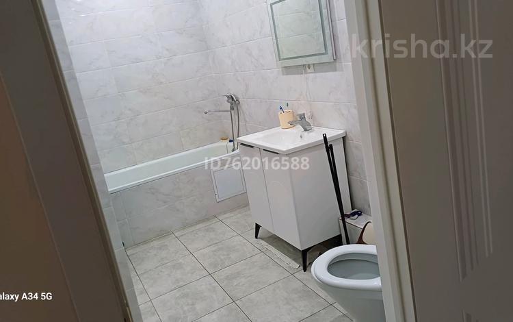 1-комнатная квартира · 56 м² · 6/9 этаж, мкр Айгуль, Придорожная 87 — Возле туб.болницы за 120 000 ₸ в Уральске — фото 2