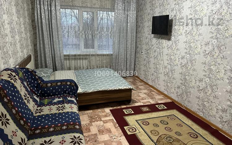 1-комнатная квартира, 35 м² посуточно, Майкудук, 13й микрорайон 31 за 8 000 〒 в Караганде, Алихана Бокейханова р-н — фото 2