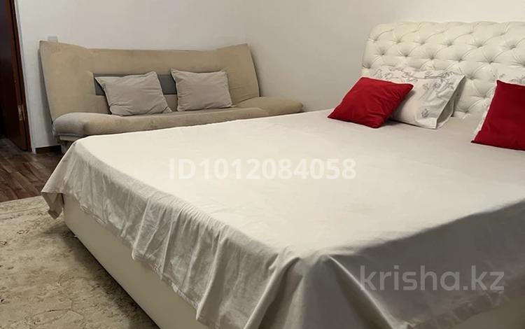 1-бөлмелі пәтер · 63 м² · 8/25 қабат, мкр 11 112а, бағасы: 13 000 ₸ в Актобе — фото 2