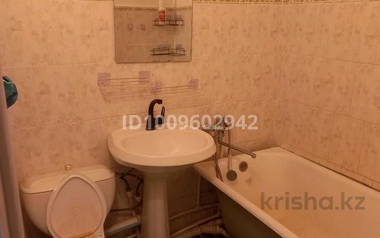 1-комнатная квартира · 10 м² · 3/5 этаж, Деева 15 — 8 школа за 130 000 〒 в Жезказгане — фото 2