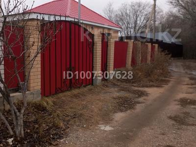 Дача · 2 комнаты · 80 м² · 6 сот., Ск Строитель4 63 — Мунайши китайская гостиница за 150 000 〒 в Актобе, жилой массив Кирпичный