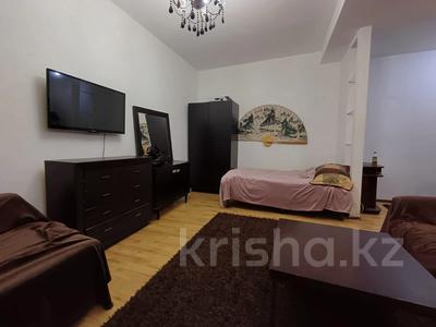 1-бөлмелі пәтер, 40 м², 1/2 қабат ай сайын, Айтеке би 19, бағасы: 230 000 〒 в Алматы, Медеуский р-н