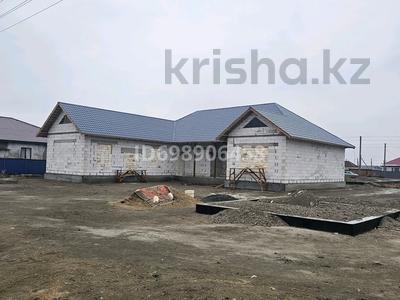 Продажа домов и дачи в Атырауской обл.: Отдельный дом · 4 комнаты · 215 м² · 8 сот., мкр Ракуша, Сунгат Масалимов 13 — 8-я улица за 25 млн 〒 Отдельный дом · 4 комнаты · 215 м² · 8 сот., мкр Ракуша, Сунгат Масалимов 13 — 8-я улица за 25 млн 〒 в Атырау