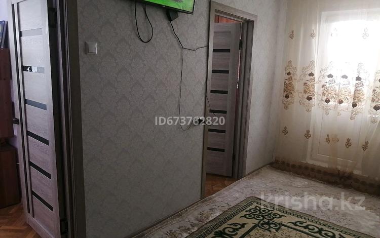 4-бөлмелі пәтер, 64 м², 2/5 қабат, 3 мкр, бағасы: 15 млн 〒 в Абае — фото 2