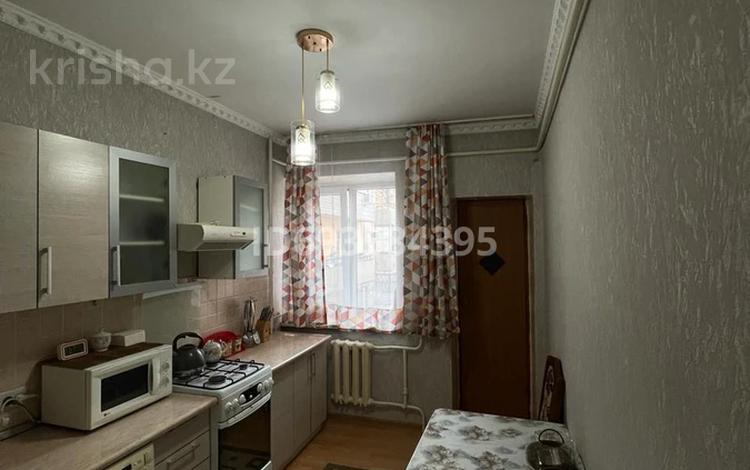 1-комнатная квартира, 45 м², 2/3 этаж помесячно, мкр Жулдыз-2, Дунентаева 2А за 180 000 〒 в Алматы, Турксибский р-н — фото 2