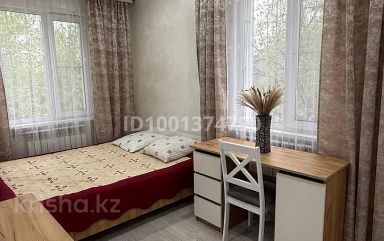 3-комнатная квартира · 65 м² · 2/2 этаж, 342 квартал 24 за 15 000 〒 в Семее — фото 2