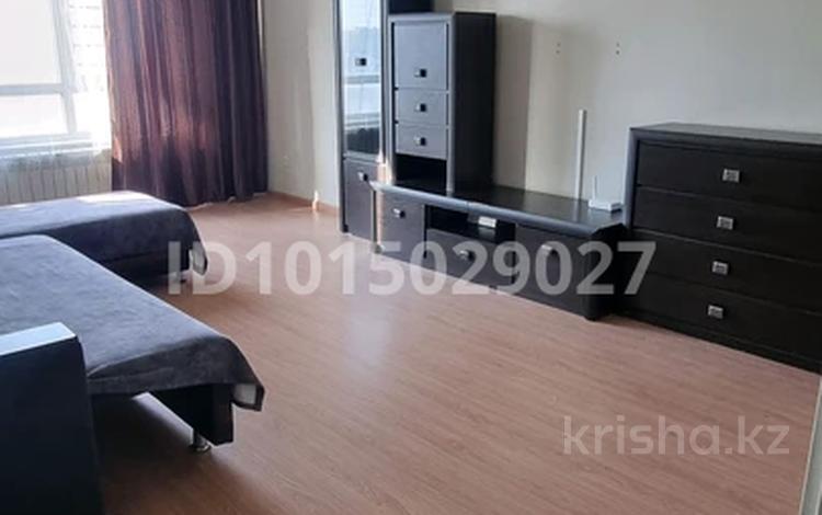2-комнатная квартира · 64 м² · 9/9 этаж, мкр Аккент за 250 000 ₸ в Алматы, Алатауский р-н — фото 2