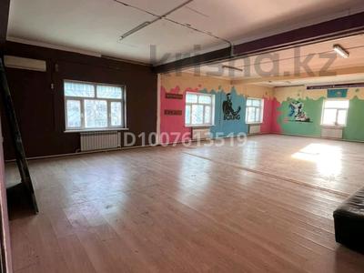Свободное назначение, офисы, магазины и бутики, склады, общепит, салоны красоты, фитнес и спорт, медцентры и аптеки, образование, развлечения, конференц-залы, студии · 100 м² за 150 000 〒 в 