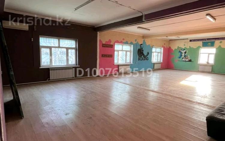 Свободное назначение, офисы, магазины и бутики, склады, общепит, салоны красоты, фитнес и спорт, медцентры и аптеки, образование, развлечения, конференц-залы, студии · 100 м² за 150 000 〒 в  — фото 2