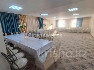 Дом · 6 комнат · 230 м², Абая 18 — 27 школа за 6 000 〒 в Уральске, мкр Школьник