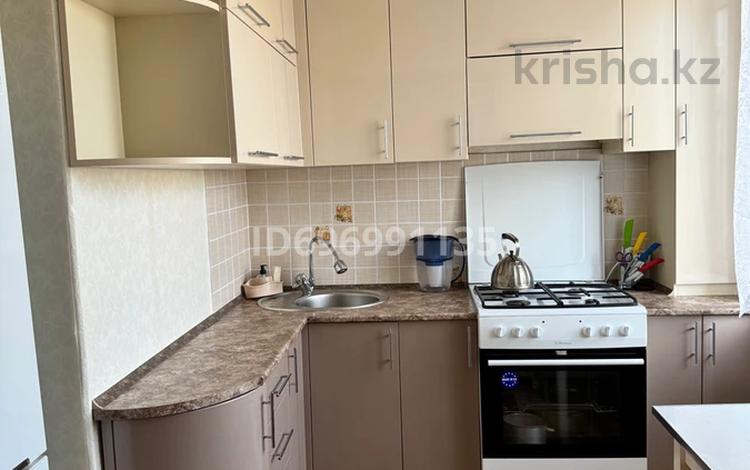 3-комнатная квартира · 63.4 м² · 4/5 этаж, Назарбаева 132 — ТД «Сокол» , Центр цветов «Romantic», Ресторан «Номад» за 25.8 млн ₸ в Петропавловске — фото 2