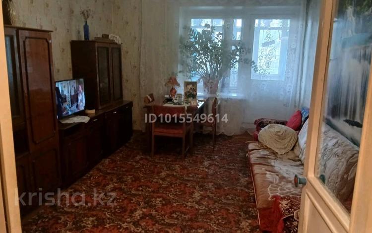 3-бөлмелі пәтер · 63 м² · 2/5 қабат, Льва Толстого 127, бағасы: 20 млн ₸ в Уральске, мкр Школьник — фото 2