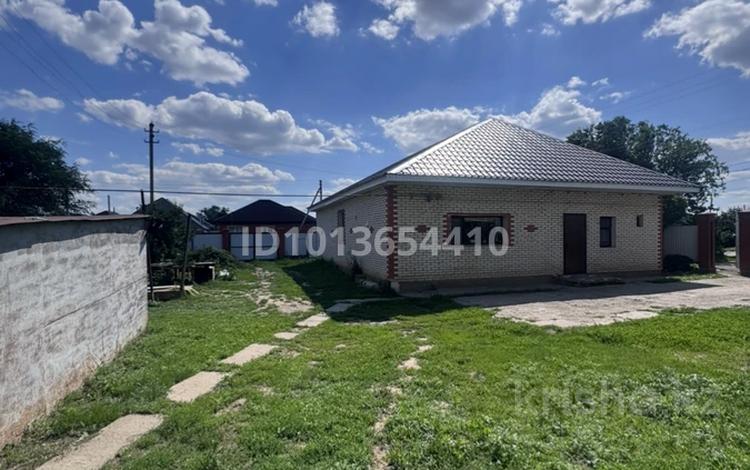 Отдельный дом · 4 комнаты · 120 м² · 7.5 сот., мкр Старый Аэропорт 58 — Яблоневая Кен дала за 42 млн ₸ в Уральске — фото 2