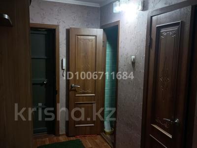 2-комнатная квартира · 48 м² · 2/5 этаж, Михаэлиса 26 — Бсмп, школа 11, школа 16, детский сад за 175 000 〒 в Усть-Каменогорске, Ульбинский