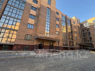 2-бөлмелі пәтер · 68 м² · 4/5 қабат, мкр. Алтын орда 2Е — Возле ресторан 1001 Ночь, бағасы: 20 млн ₸ в Актобе