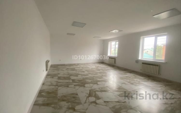 Еркін, кеңселер · 200 м², бағасы: 700 000 ₸ в Актобе, мкр 8 — фото 2