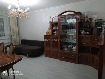 3-бөлмелі пәтер, 80 м², 1/10 қабат, мкр Аксай-4 — Улыгбека Момышулы, бағасы: 56 млн 〒 в Алматы, Ауэзовский р-н