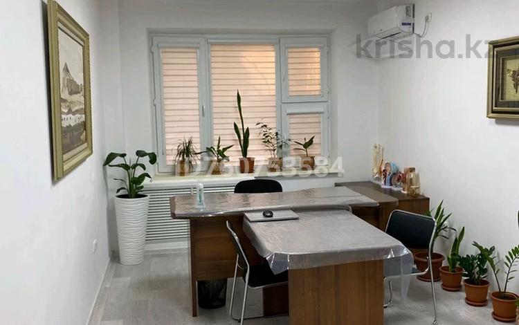 Свободное назначение, офисы, магазины и бутики, салоны красоты, медцентры и аптеки, образование, конференц-залы, кабинеты и рабочие места, студии · 80 м² за 420 000 〒 в Актау, 13-й мкр — фото 2