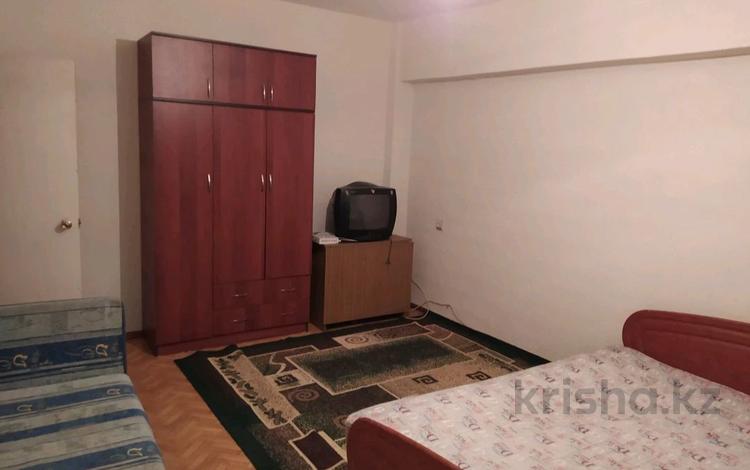 1-комнатная квартира, 35 м², 2/5 этаж помесячно, мкр Жулдыз-2 за 130 000 〒 в Алматы, Турксибский р-н — фото 2