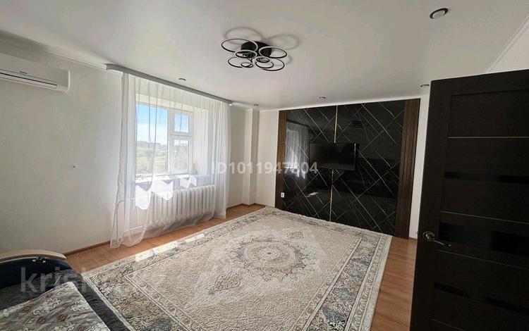 2-бөлмелі пәтер · 62 м² · 5/5 қабат, мкр Кадыра Мырза-Али 7, бағасы: 23 млн ₸ в Уральске — фото 2