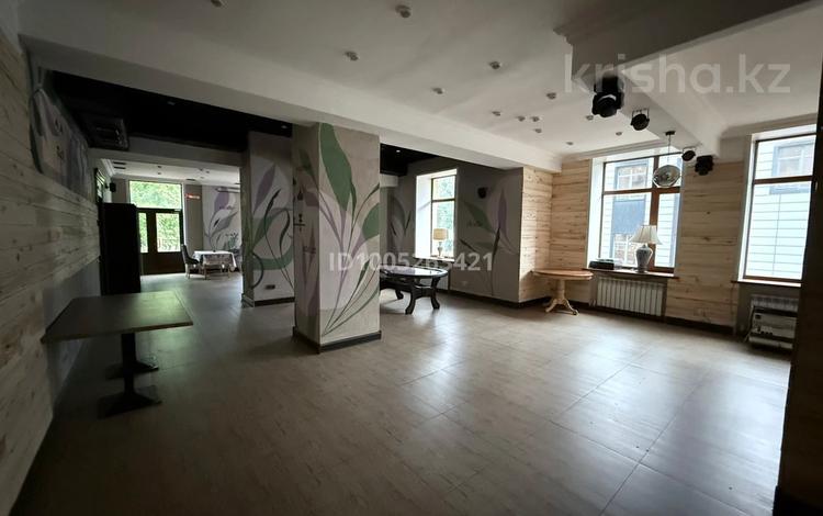 Свободное назначение, офисы, магазины и бутики, медцентры и аптеки, образование, конференц-залы, кабинеты и рабочие места, студии · 200 м² за 850 000 〒 в Кокшетау — фото 2