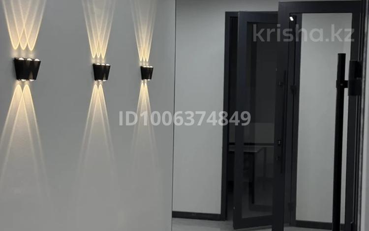 Свободное назначение, офисы, магазины и бутики, склады, азс, автосервисы и автомойки, общепит, салоны красоты, сельское хозяйство, бани, гостиницы и зоны отдыха, фитнес и спорт, медцентры и аптеки, образование, развлечения, конференц-залы, кабинеты и рабочие места, студии · 36 м² за 200 000 〒 в Шымкенте, Каратауский р-н — фото 31