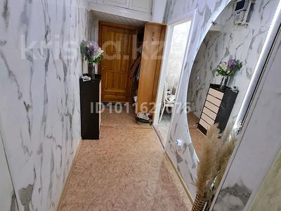 2-бөлмелі пәтер · 48 м² · 1/2 қабат, Аманжолова 34 — Магазин Бермуд, бағасы: 9 млн ₸ в Жезказгане