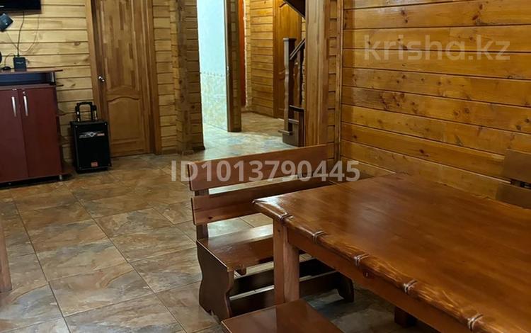 Дом · 5 комнат · 250 м², мкр Михайловка , Нахимова 28 — Р-он моста ДСК за 130 000 ₸ в Караганде, Казыбек би р-н — фото 2