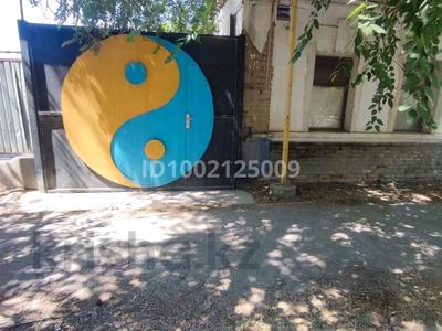 Отдельный дом · 2 комнаты · 50 м² · 6 сот., Конаева 53 — Рядом Вечный Огонь, торговый дом Лакомка, ЖД Вокзал, Городской парк, С за 20 млн 〒 в 