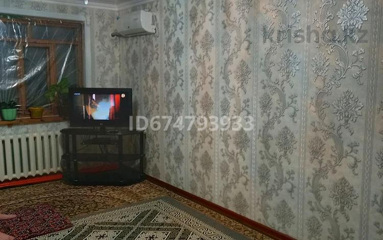 3-комнатная квартира, 58 м², 1/2 этаж, 2микр 6дом 3пәтер за 12 млн 〒 в Туркестане — фото 2