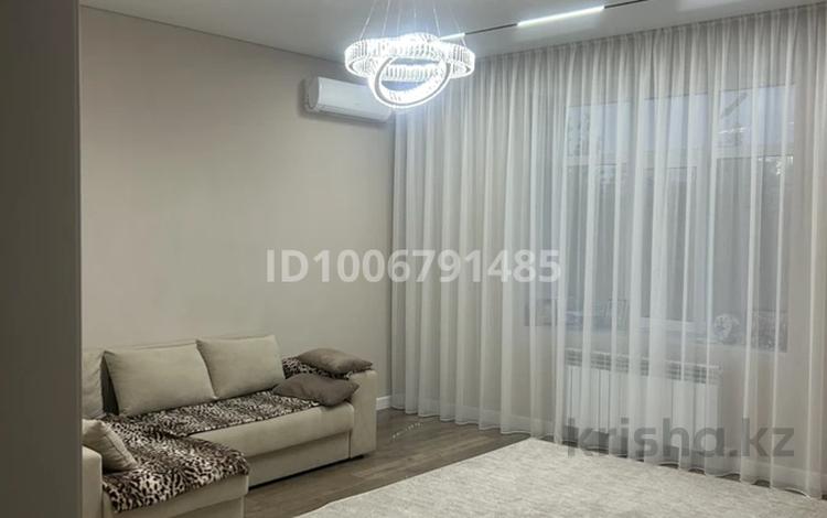 5-комнатная квартира · 170 м² · 1/3 этаж, Абдолова — Тауелсиздик за 120 млн 〒 в Уральске — фото 2