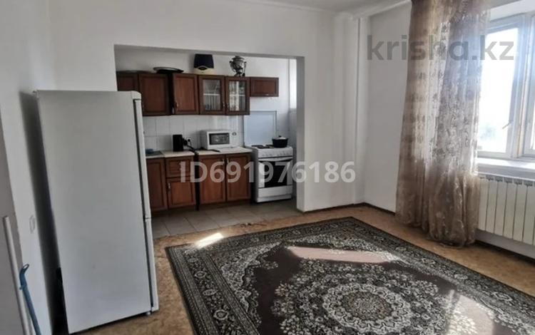 3-комнатная квартира, 80 м², 2/2 этаж помесячно, Кабанбай батыра 20