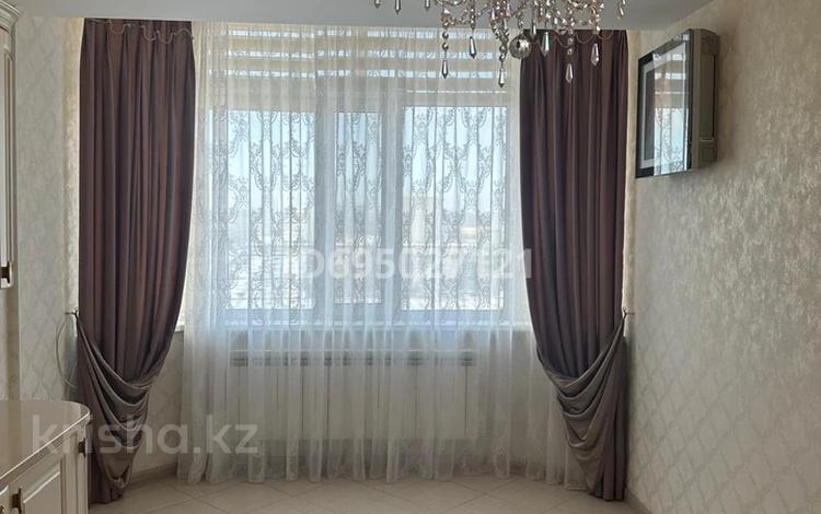 3-комнатная квартира · 150 м² · 7/11 этаж, мкр 11, Локомотивная 7 за 400 000 〒 в Актобе — фото 2