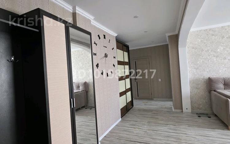 3-комнатная квартира · 93.7 м² · 8/9 этаж, мкр Юго-Восток, мкр Юго-Восток, 28й микрорайон 31А — проспект Шахтёров за 37 млн ₸ в Караганде, Казыбек би р-н — фото 2