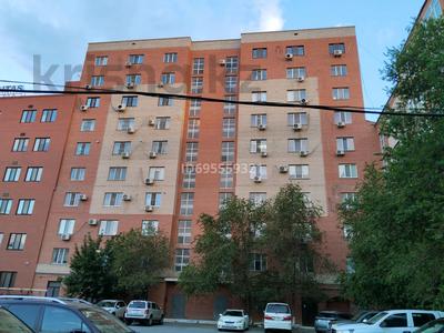 2-комнатная квартира, 75 м², 8/10 этаж, мкр Центральный, Махамбет 116г — Насиха за 24 млн 〒 в Атырау, мкр Центральный