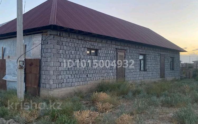 Жеке үй · 4 бөлме · 200 м² · 10 жүзд., Қобыз 76 — Қызылорда тас жолы бойында, Асыл кафенің арты., бағасы: 15 млн ₸ в Туркестане — фото 2