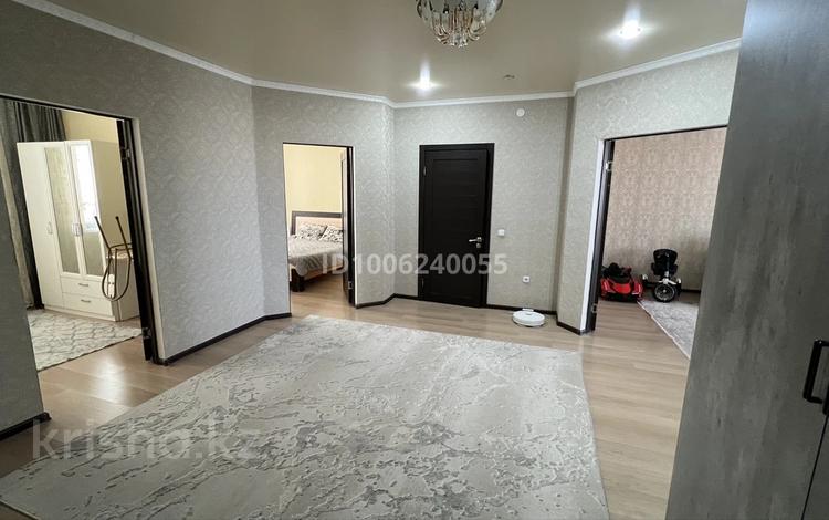 4-комнатная квартира · 102 м² · 9/10 этаж, 10 мкр 25 за 350 000 ₸ в Аксае — фото 2
