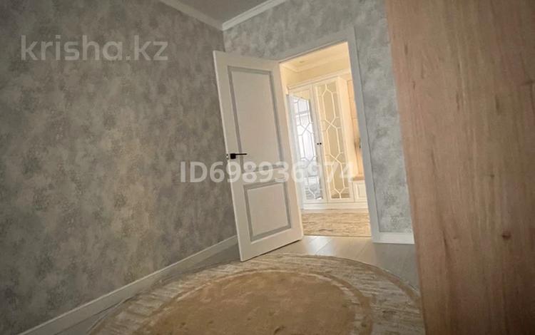 2-бөлмелі пәтер · 70 м² · 4/10 қабат ай сайын, мкр 4, Громова 16 — Громова 16.Жаңа уй.Туристке қарама карсы., бағасы: 300 000 〒 в Уральске, мкр 4 — фото 2