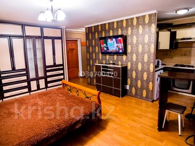 1-комнатная квартира, 38 м², 3/5 этаж посуточно, Бухар Жырау 75 за 8 000 〒 в Караганде, Казыбек би р-н