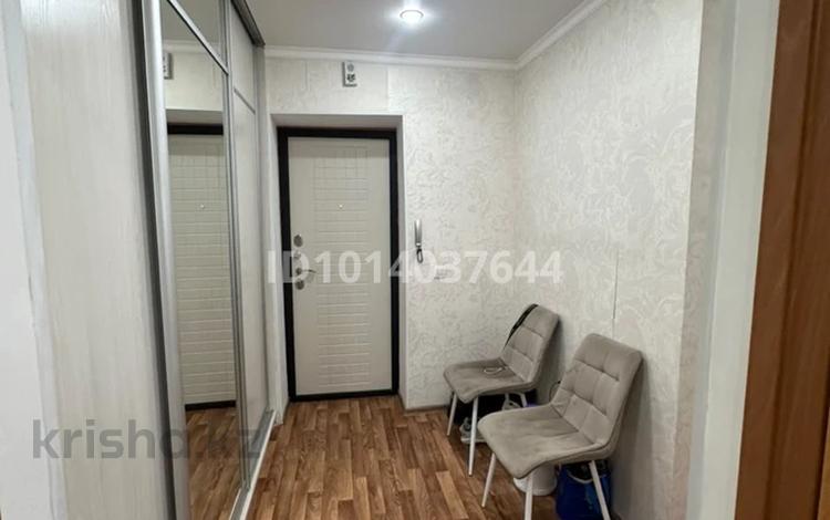 2-бөлмелі пәтер · 60 м² · 2/5 қабат, Улица Строителей 42, бағасы: 15 млн ₸ в Аксу — фото 3
