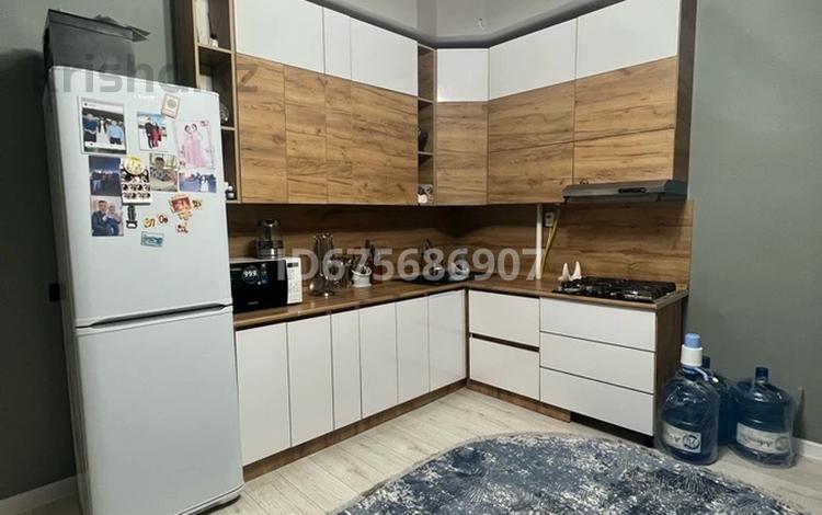 1-комнатная квартира, 50 м², 9/9 этаж помесячно, мкр. Алмагуль 8 за 150 000 〒 в Атырау, мкр. Алмагуль — фото 2