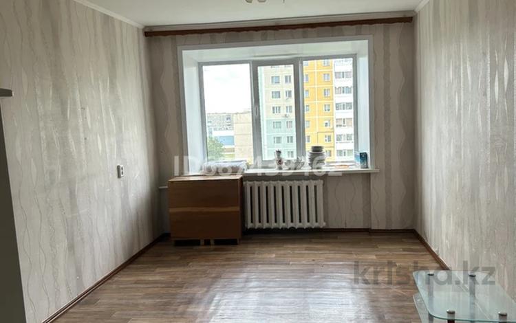 3-комнатная квартира, 57.4 м², 5/5 этаж, 3 микрорайон 22 — Центр за 9.5 млн 〒 в Лисаковске — фото 2