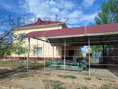 Отдельный дом · 7 комнат · 300 м² · 12 сот., Тюра-там, ул октябрьская 2 — ул. пионерская за 35 млн 〒 в Байконуре