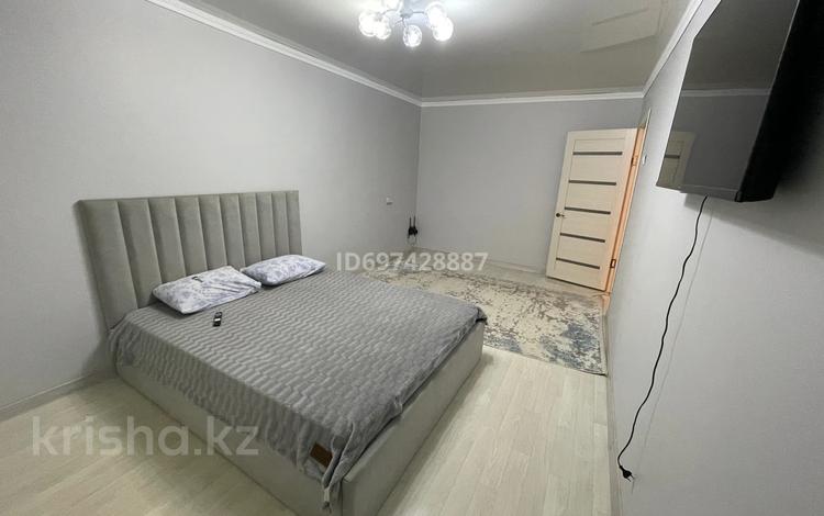 1-комнатная квартира, 30.9 м², 1/5 этаж посуточно, мкр 5 112 — Тургенева 112 за 12 000 〒 в Актобе, мкр 5 — фото 2