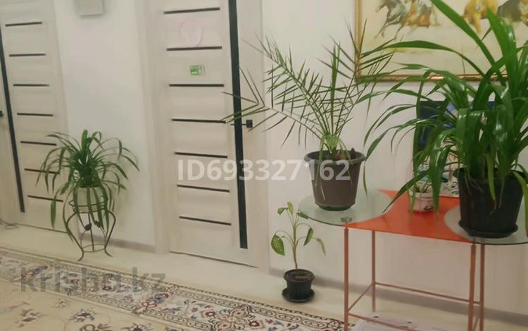 Отдельный дом · 7 комнат · 100 м² · 5.2 сот., 11микр — Перекресток магазин. за 21 млн 〒 в Аксае — фото 2