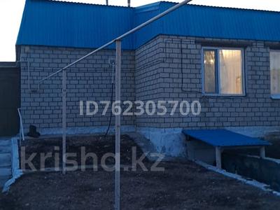 Продажа домов и дачи в Костанайской обл.: Отдельный дом · 4 комнаты · 100 м² · 25 сот., Горького 10а — Спортивная за 17 млн 〒 Отдельный дом · 4 комнаты · 100 м² · 25 сот., Горького 10а — Спортивная за 17 млн 〒 в Лисаковске